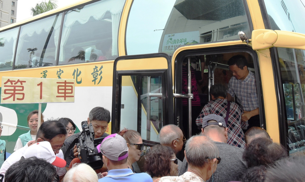 縣民期盼已久的彰化溪頭直達公車9月1日起試營運，彰化縣政府特別舉辦首航典禮，頭班車發車前，縣長魏明谷上車向民眾致意。圖／彰化縣政府提供