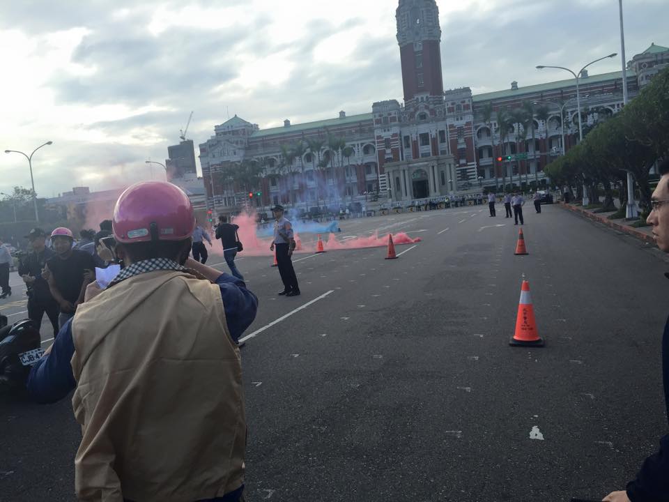 抗議馬習會!台聯青年軍今天下午前往總統府前抗議,並朝總統府方向丟擲煙霧彈和雞蛋。(圖取自台聯青年軍臉書20151104)