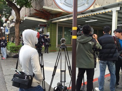 長榮集團因總裁張榮發逝世,集團權力分配問題引起家族內鬥。圖為2月22日大批媒體等候張榮發四子長榮航空董事長張國煒上班。(資料照,中央社提供)20160310