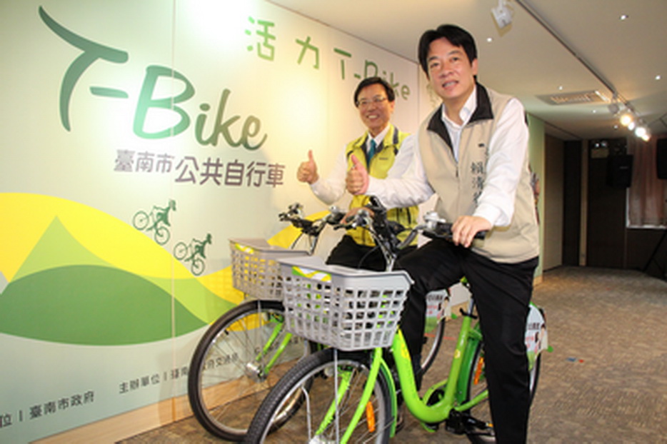 大台南地區公共運輸最後一哩路T-Bike正式亮相,8月8日上線啟用。台南市長賴清德、交通局長張政源邀請民眾踴躍騎乘T-Bike。(照片/南市府交通局提供)