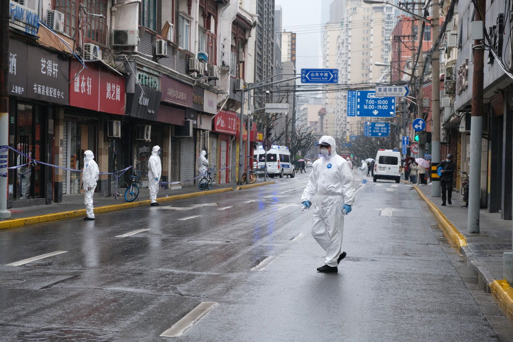 上海強硬封城，卻因防疫手段及物資匱乏導致民怨四起，連日本產經新聞的記者失板明夫都報導，這一次真的被老共嚇到了，很多在上海的日商已經想盡辦法脫困回到日本。圖為上海因封城街道只剩清毒人員的景象。/取自Shutterstock
