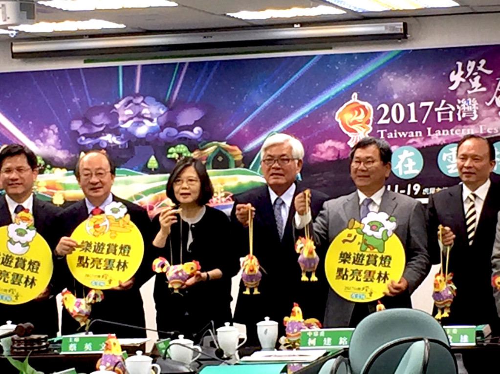 李進湧今天到中常會報告2017年臺灣都會，蔡英文呼籲民眾到雲林看燈會。圖／朱蒲青攝