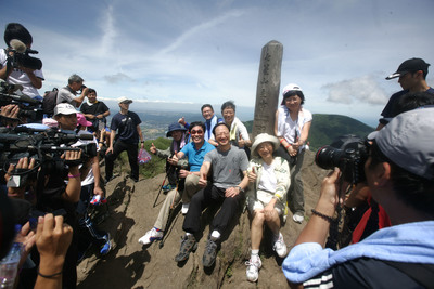 行政院長江宜樺（中右2）為登玉山備戰，20日一早就先與閣員爬七星山練腿力，經過1個半小時左右登頂。江揆與部分內閣官員在七星山主峰合影留念。圖：中央社