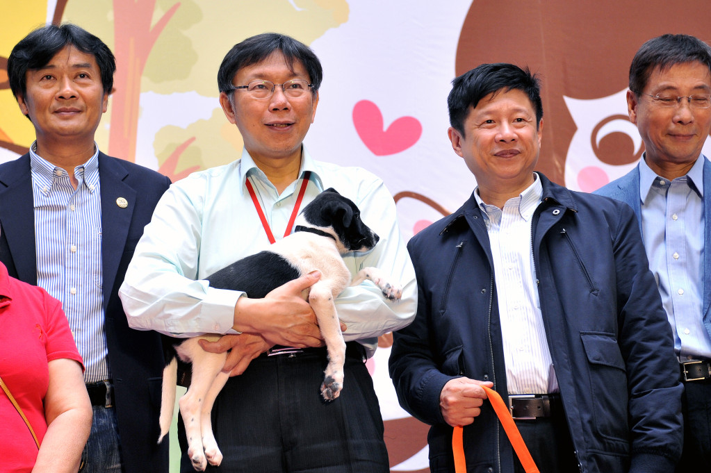 「一個國家的文明程度，看他們怎麼對待動物」，台北市長柯文哲今天抱著毛小孩、引用印度聖雄甘地曾說過的話，宣布將推出十大動物友善政策，他在競選期間所提的政見，在今年內會全部兌現。（圖北市府提供20150421）