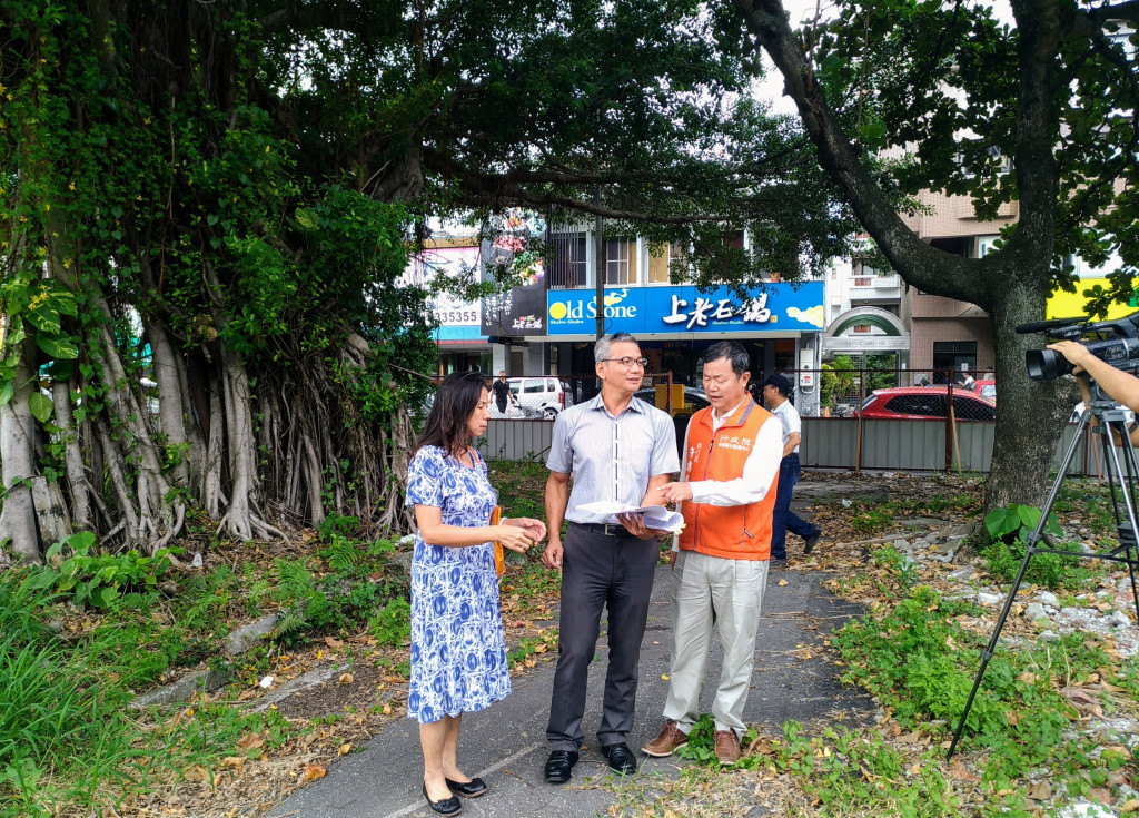  因應蘇花改通車市區車位難求，市區精華地段東洋廣場後方國有地，將闢建停車場，東服中心執行長許傳盛、國產署北區分署花蓮辦事處主任吳泰焜等人今天實地會勘並說明招標規劃內容。圖／東服中心提供