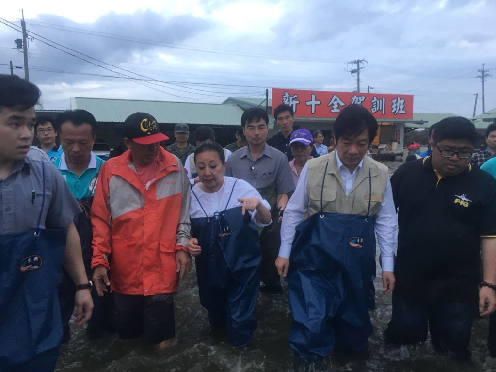 行政院長賴清德今（27）日再度至嘉義縣布袋鎮及東石鄉慰問受災居民，強調中央會全力支援嘉義救災。圖／嘉義縣政府