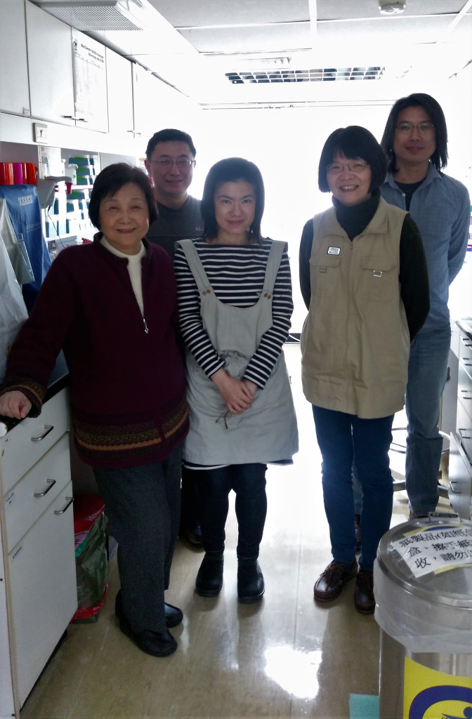 林媽利(左)領導的團隊除基因體研究還有醫學資訊統計等專業人員,他們希望用科學完成轉型正義,讓二二八受難者遺骸回家。圖/楊惠君攝