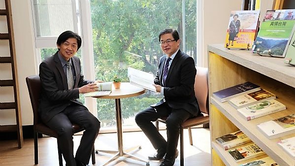 台南市立圖書館「市長書坊」今啟用，代理市長李孟諺(右)與文化局長葉澤山歡迎大家邀請家人、朋友一同來「市長書坊」坐坐，讓城市閱讀成為新的時尚運動。