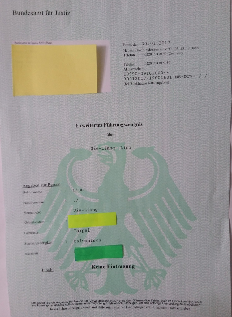 德國茵果市發給作者的良民證，上面國籍寫「Taiwanisch」（台灣，圖中綠色色塊上一行）。圖／劉威良提供
