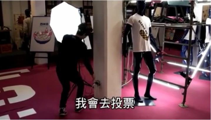 陳郁翔自拍影片，述說一個七年級生努力創業，希望台灣不要再分化下去，16日要去投票，不是為了仇恨誰，而是為了自己。（網路影片畫面）