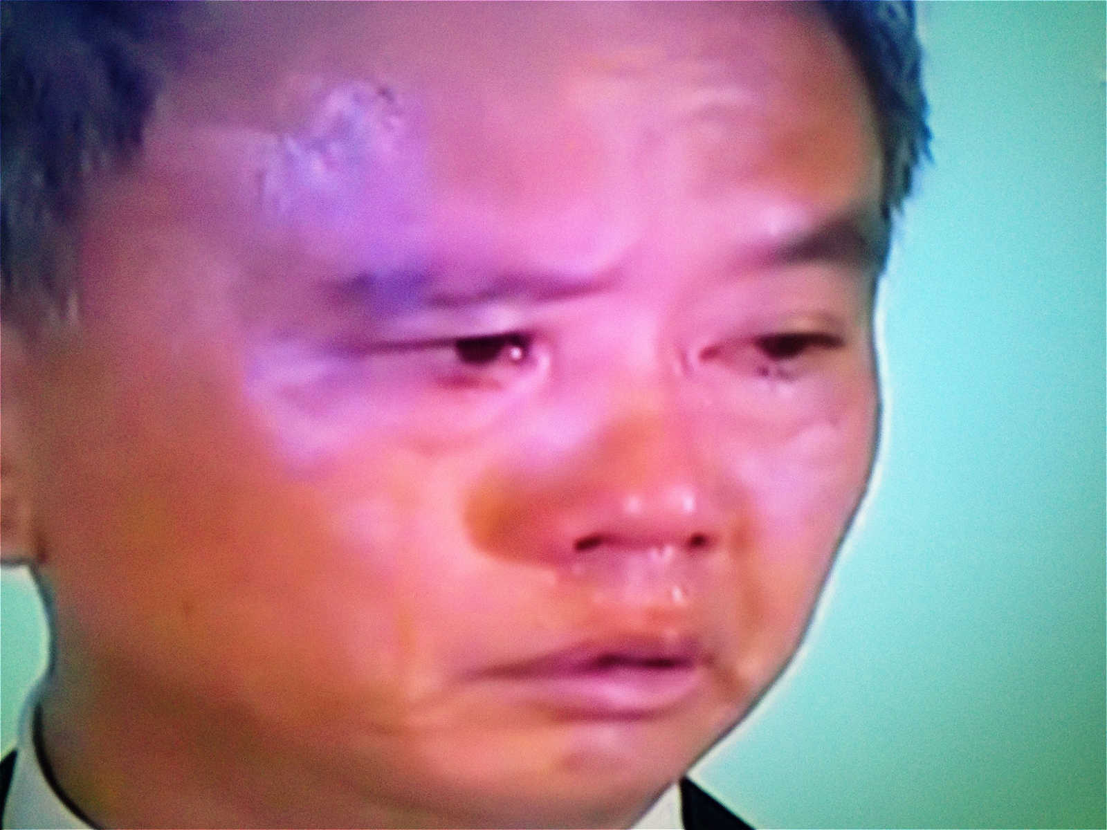 魏應充神隱四天終出面道歉，除宣布即日起關閉正義和頂新兩油廠，當談及魏家其他兄弟不離不棄時，一時老淚縱橫（翻攝自電視畫面）