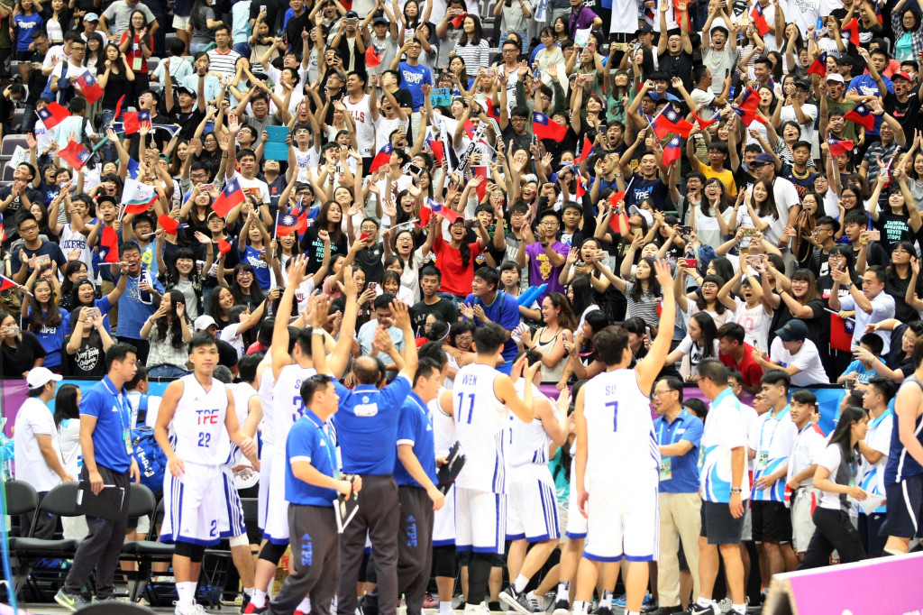 台北世大運男籃賽事，台灣隊24日晚間對上南韓隊，在滿場球迷熱情加油聲中擊敗韓國，球員情緒激動，全場沸騰。圖／世大運組委會提供