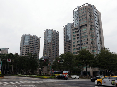 台灣前1/5的富人，擁有全台3/4的財富，而前1%的富人，更拿走全台高達1/3的財富。圖為帝寶外觀。（中央社資料照片）