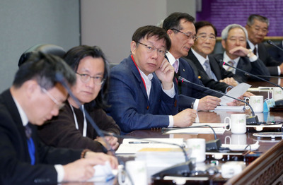 有關「一個趙藤雄等於十個葉世文」的說法是否在向趙藤雄下馬威？柯文哲今天表示，他是要告訴趙藤雄，以前做生意的方法過去了，要放棄過去的思維。（中央社20150122）