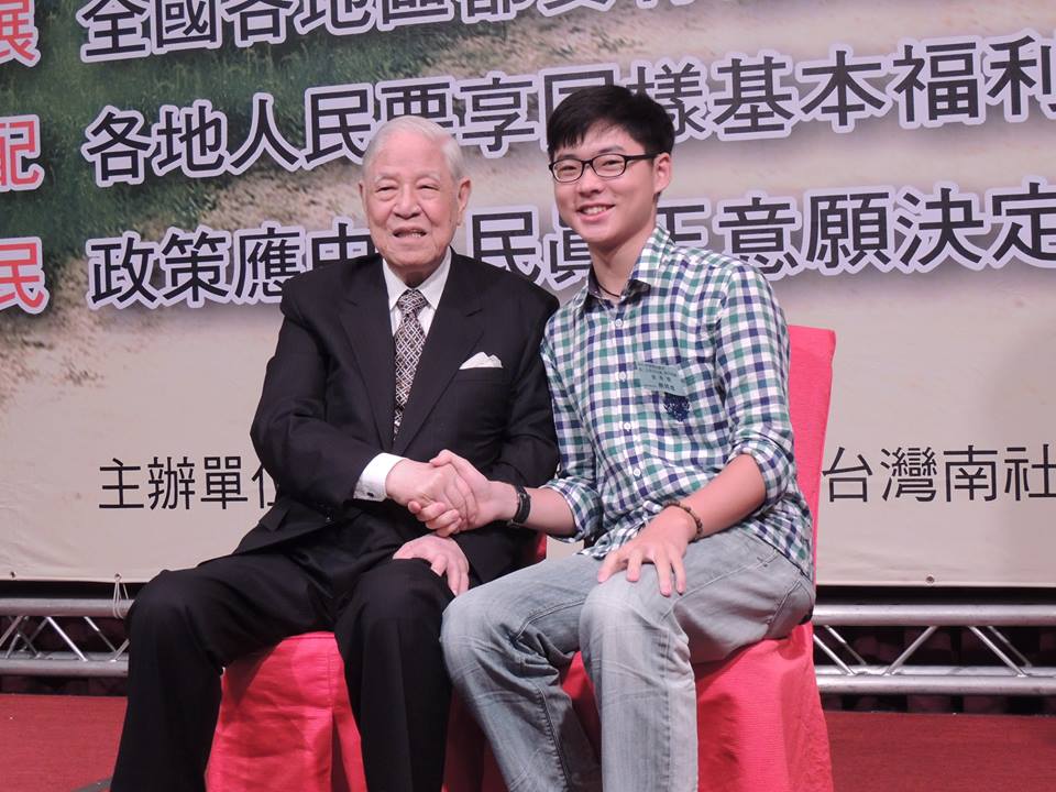 顏銘緯日前獲邀參與李總統二次民主改革握阿輝伯手，顏說好溫暖、好厚實。（記者陳俊廷攝）