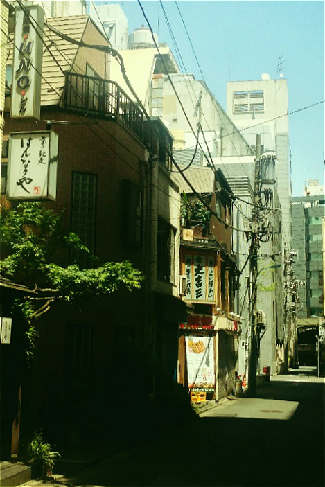 東京中央區日本橋室町巷弄街景。日本現在空屋數高達820萬戶，比5年前多了63萬戶，空屋率高達13.5％，空屋數及空房率都創下史上新高。（攝影／沈聰榮）