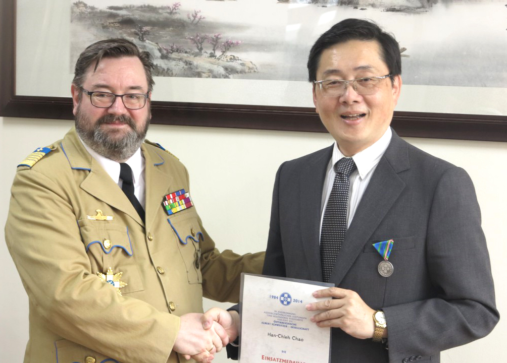 Jorg Christian Steiner執行長到東華大學，頒授由美國總統歐巴馬總統署名之美國總統終身成就獎及史懷哲人予趙涵捷校長。（圖片東華提供）