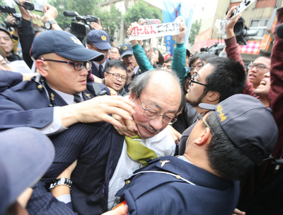 民進黨立法院黨團總召柯建銘（中）2日在返回辦公室途中，遭到立法院周邊抗議勞基法修法的勞團包圍拉扯，發生衝突。圖／中央社