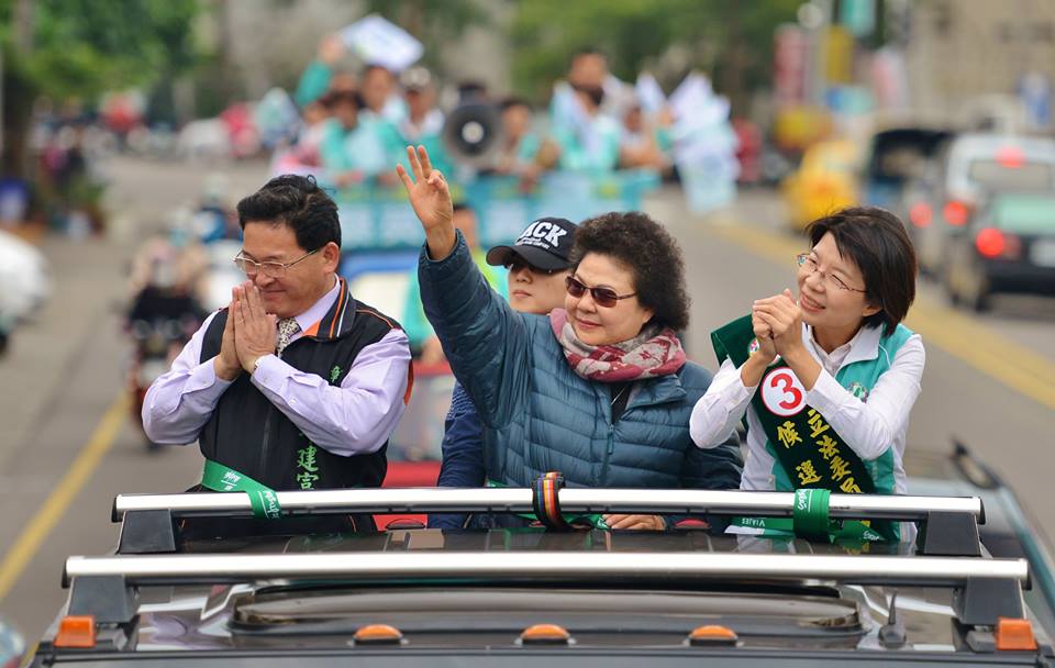做為一個女性政治人物所背負的壓力與牽掛,可能是外人無法想像的,特別是身為一個母親更是。(圖為高雄市長陳菊<中>與彰化市長邱建富陪同黃秀芳<右>車隊掃街)(記者郭文宏攝影)