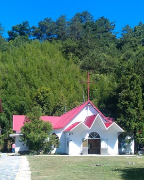 位於新竹縣尖石鄉海拔一千五百公尺高山上的司馬庫斯原住民部落，圖為司馬庫斯教會。（圖片來源：司馬庫斯網站）