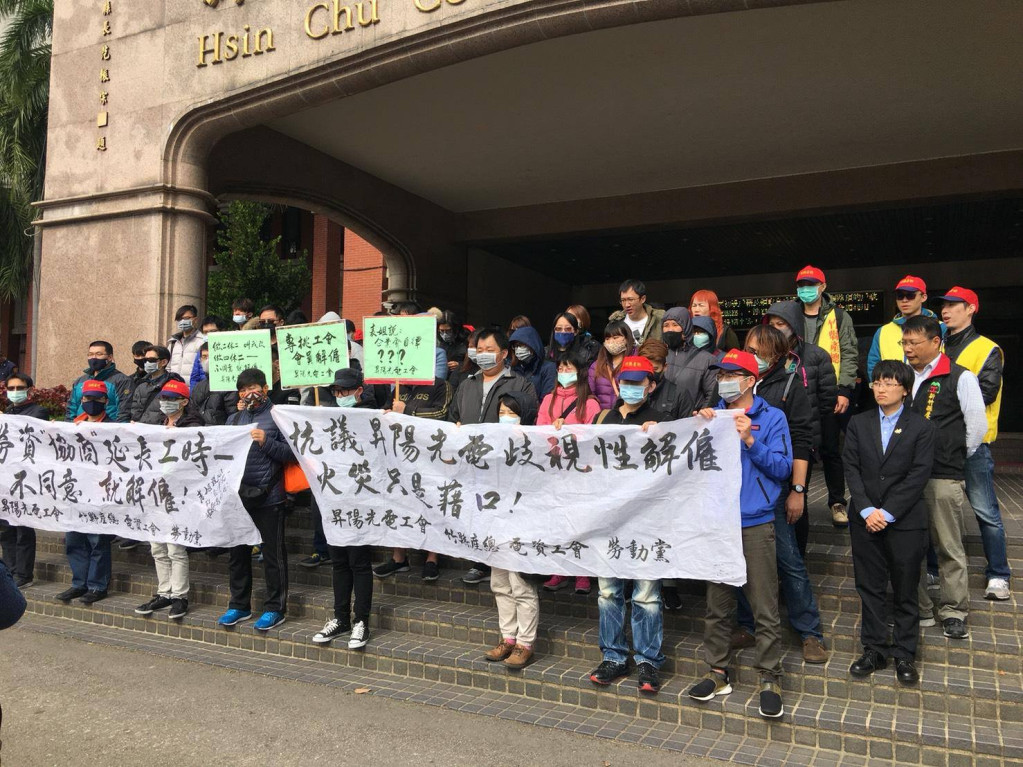 昇陽工會日前去新竹縣政府前抗議，工會理事長張凱旗還站在第一線拿著麥克風說話。圖／竹產總理事長詹素貞提供