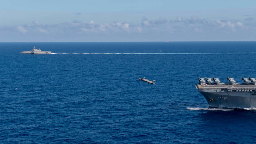 美國太平洋艦隊在推特上發文，「美利堅號」兩棲突擊艦、「吉佛茲號」濱海戰鬥艦13日南海海域航行，推文中還罕見公布一架F-35B戰機正從「美利堅號」上起飛的瞬間。圖/取自U.S. Pacific Fleet推特