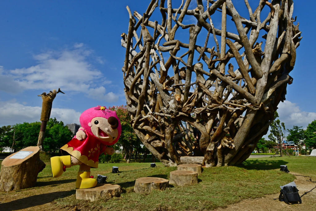 2017桃園國際漂流木藝術節將在桃園區風禾公園登場，以「園中之園」為主題，打造一座「沒有圍牆的美術館」。（圖為藝術家王文志作品）圖／郭文宏