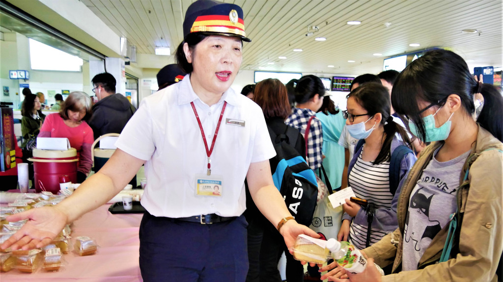 高雄鐵路地下化工程預計今年8月底通車，母親節前夕，台鐵高雄站舉辦「祝福媽咪，母親節快樂」感恩活動，上官慧珠說，這是臨時站最後一次母親節活動，預計9月1日前後將搬至新的車站，未來新的高雄車站將有很大空間，相信會給旅客更佳的旅運環境。(圖/陳俊廷)