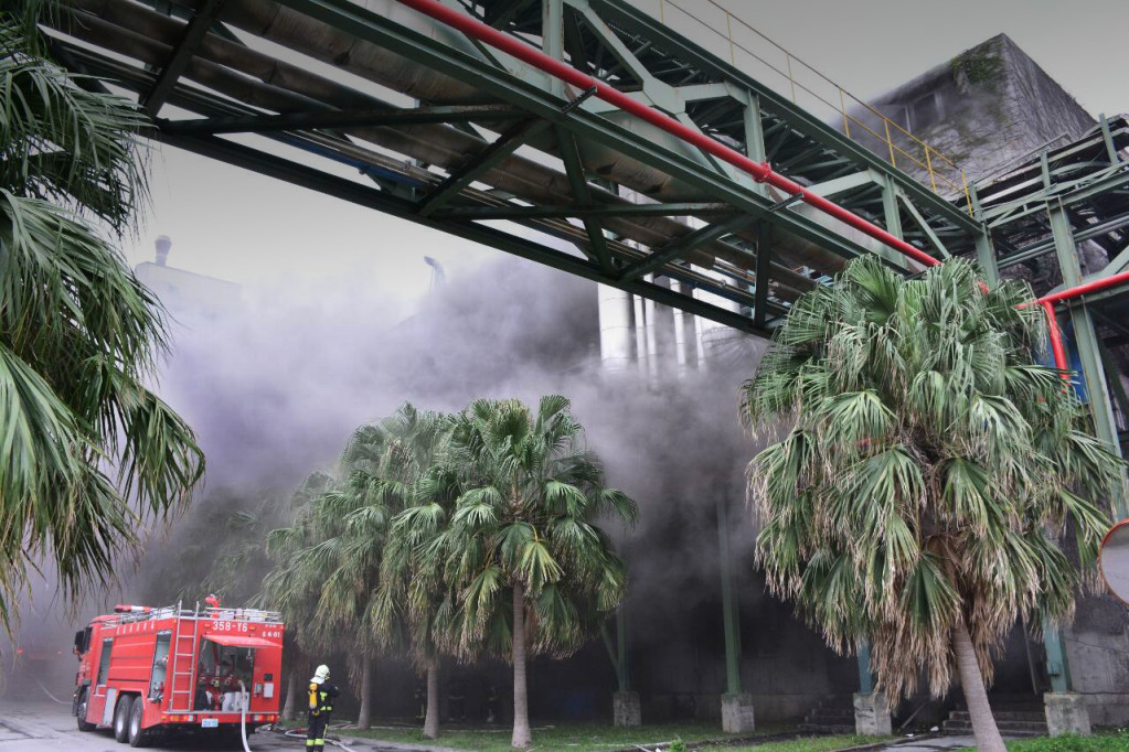 台灣水泥公司花蓮廠今天突然發生鍋爐爆炸意外,火勢在廠房內悶燒,濃煙伴隨陣陣惡臭不斷竄出。(記者王志偉攝)