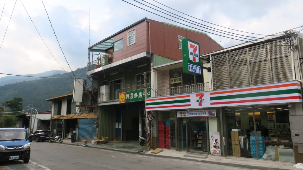 說明：大梨山地區進駐全台首家最高海拔的便利商店，居民都高興的說：我們和平地都市距離不再那麼遠了。（台中市新聞局）