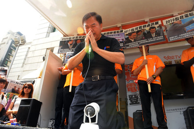 大同電信換照不成，威達雲端董事長賴富源（前）和全球一動董事長何薇玲3日率領200多名員工到NCC抗議；由於員工生計無以為繼，賴富源更是向員工下跪道歉。（中央社）