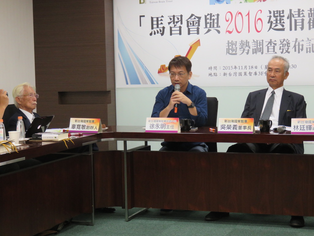 綠民調智庫徐永明說，民調顯示，馬習會之後，蔡英文支持度逼近5成，是智庫歷來調查的新高。（朱蒲青攝）