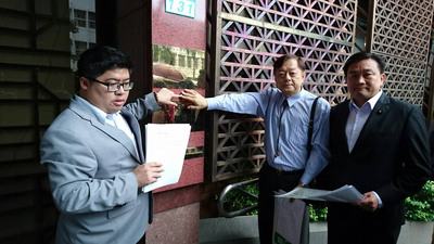 民進黨立委蔡易餘（左）、王定宇（右），4日與國發院原地主之子葉頌仁（中），到台北地檢署告發前總統馬英九。（中央社）