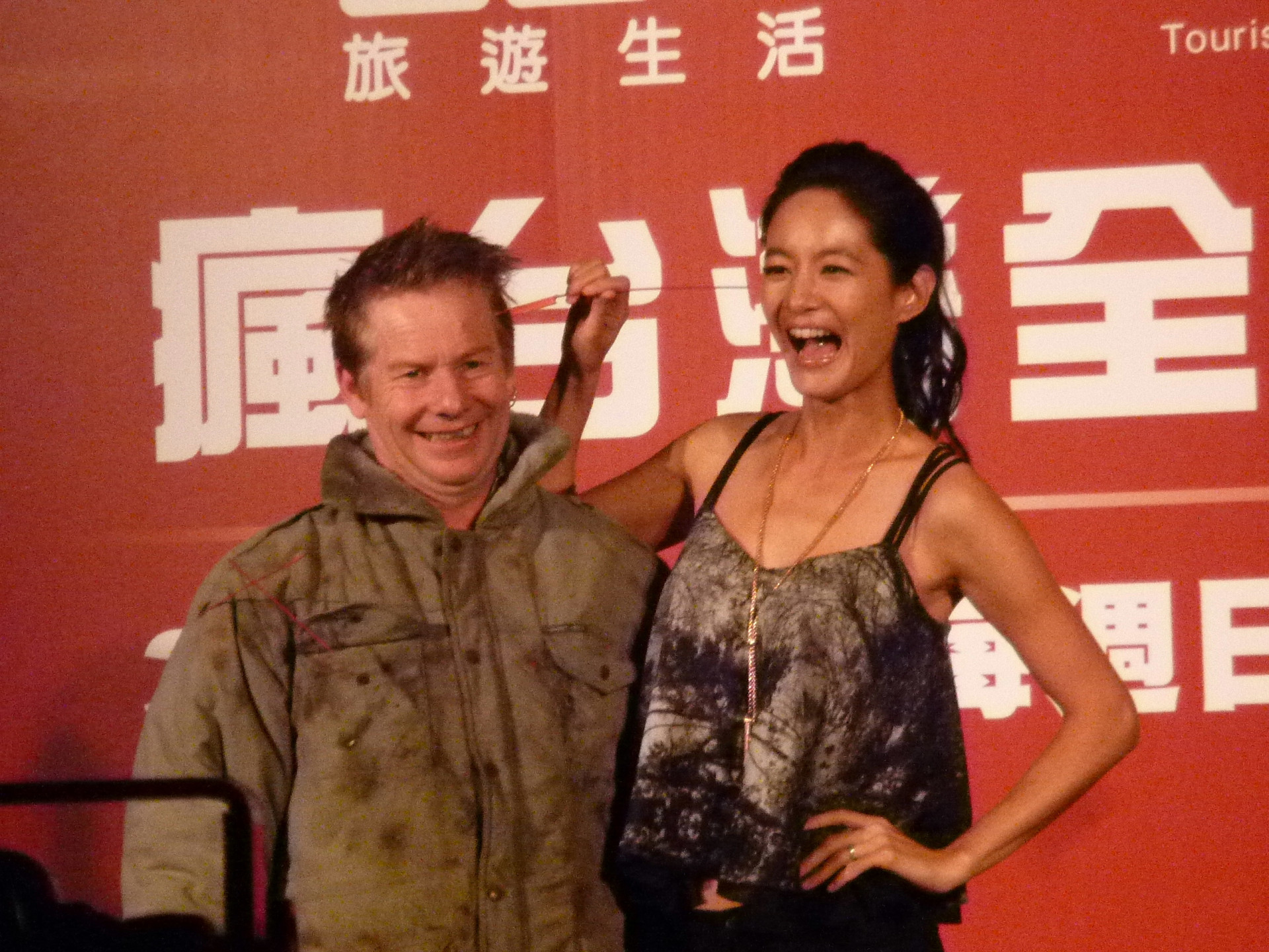 Janet和伊恩兩位主持人宣傳新節目也不忘搞笑。(記者黃紹華攝影)