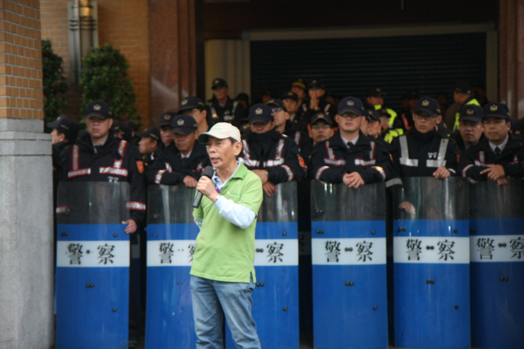 警政署今宣布減少20項行政業務,希望能降低警力負荷。圖為去年學運期間在立法院駐守的大批員警。(資料照片,記者何豪毅攝)20150420