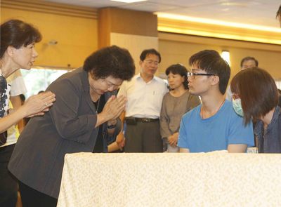 高雄市政府殯葬管理處2日下午辦理氣爆罹難者引魂儀式，高雄市長陳菊（前右3）2日到高雄殯儀館祭悼罹難者，並一一向罹難者家屬雙手合十慰問。中央社