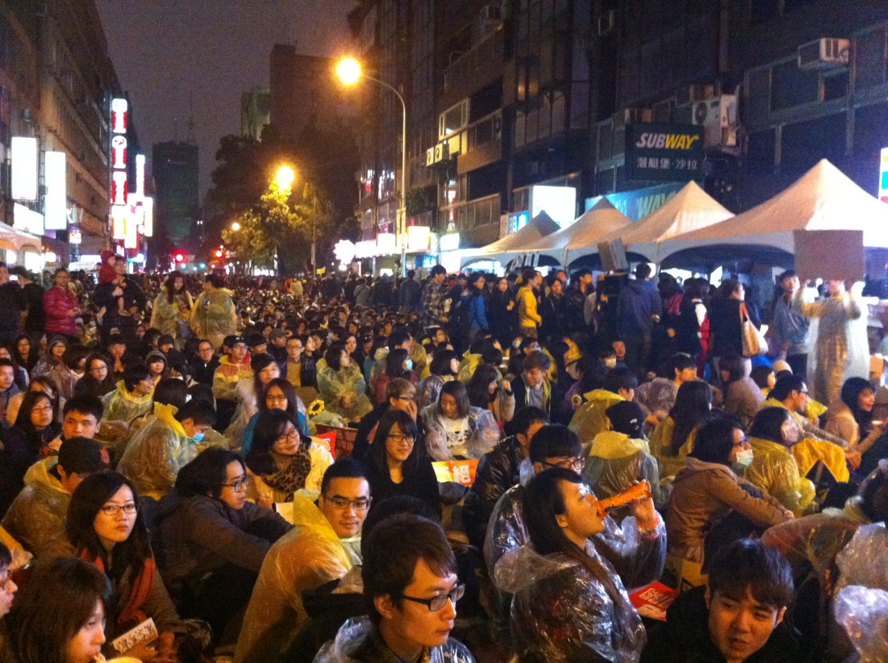 反黑箱服貿的行動遍地開花，除在地響應外，許多他縣市大學生紛紛北上聲援，入夜後立法院周遭人群越聚越多。(記者朱蒲青攝)