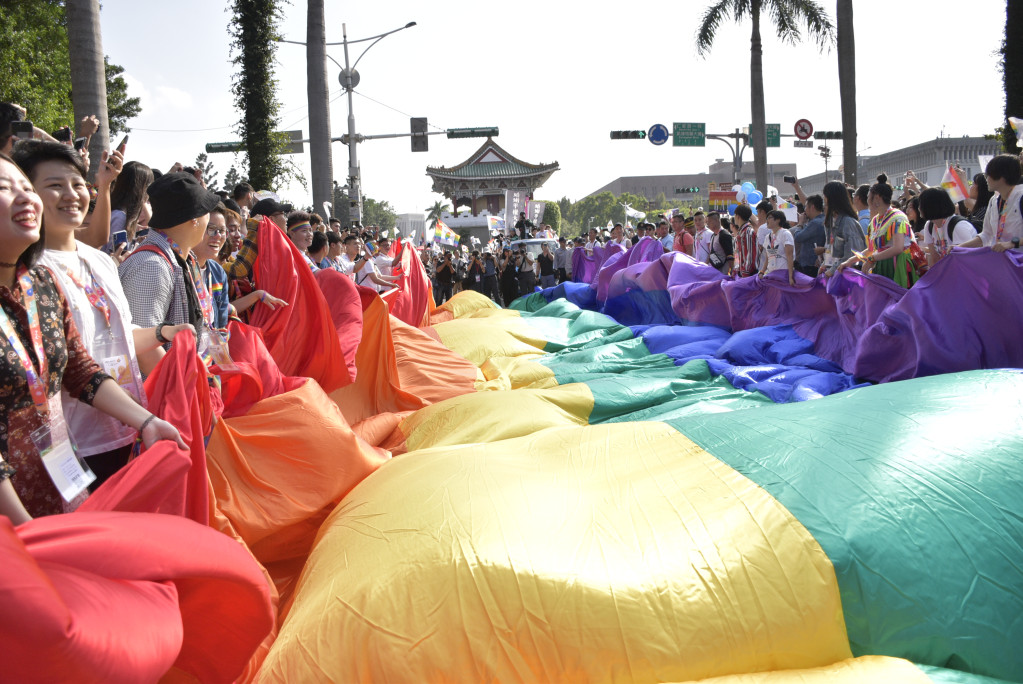 同婚立法爭議，解決之道在於國人能否少點歧視，多點同理心與尊重，平心靜氣地衡情論理，根據憲法精神與大法官會議解釋意旨解決同婚立法引發的爭議。圖／民報資料照