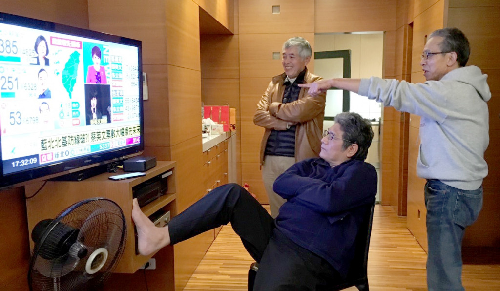 對於蕭美琴的當選，吳念真指著電視激動的說，她是我最佩服的人，個性、人格都是最好的。（蔡育豪/攝）