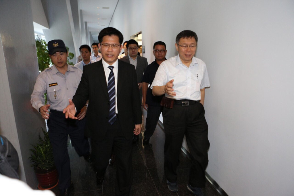 台北市長柯文哲今(9)日前往台中，與市長林佳龍就中捷事故案會談。林佳龍表示，今日柯文哲專程來到台中，顯示兩位市長都要共同承擔責任，一起合作解決問題。（台中市政府提供）20150509