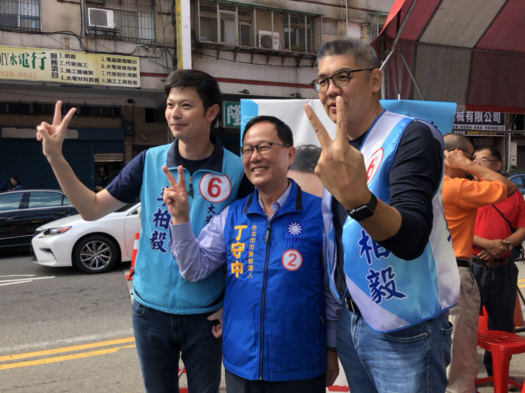 中國國民黨台北市長參選人丁守中與同黨前台北市長參選人連勝文一起出席同黨台北市議員參選人李柏毅競選總部開幕。圖／丁守中辦公室提供