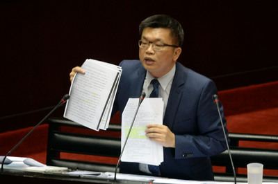國民黨立委呂學樟提案將台南及屏東地檢署業務經費全數凍結，合計3000多萬元。此舉引發民進黨諸多立委連番砲轟，立委蔡其昌(圖)反質疑剛選上國民黨主席的朱立倫，難道這是改革第一步?(中央社資料照片)