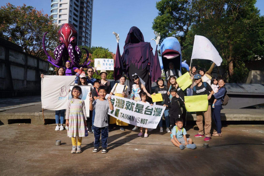 兒童劇《說好不要哭》今（10）日親子踩街遊行抵達人權館。圖／國家人權博物館提供