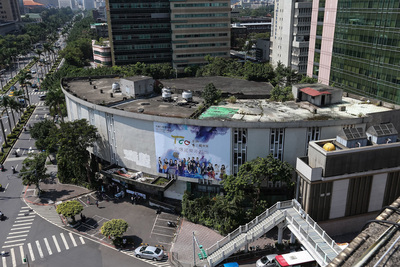 閒置已久的台北市議會舊大樓預定11月底拆除，台北市副市長林欽榮說，保留5000坪作為NGO總部、台北願景館、以及6株老樹並施作綠美化，隔壁停車場會公開招標當商業用途。(中央社資料照片)