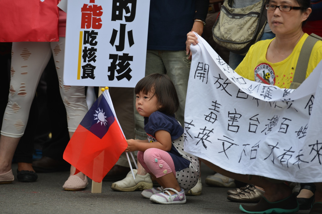 國民黨地方議會黨團、立委今(18)日上午到行政院表達抗議。行政院表示,陳情團體現場提出的訴求,政府都聽到了,也會納入政策考量。有核災污染的食品絕對不會開放進口,請國人放心。圖/郭文宏