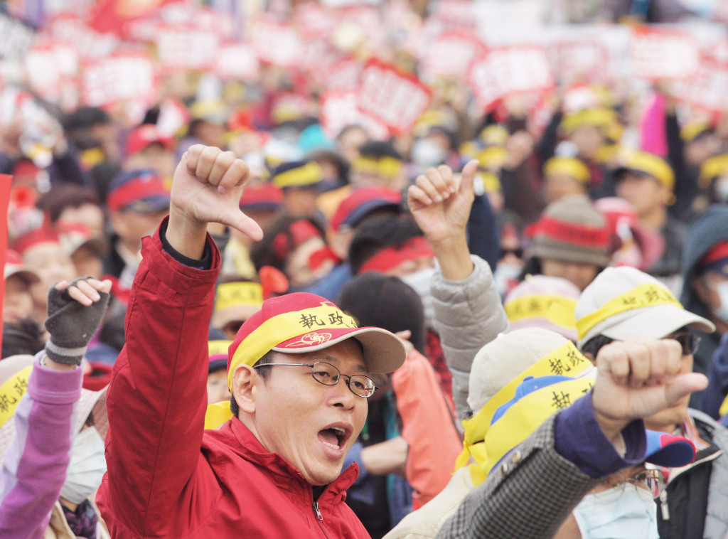 反年金改革抗議22日在凱道登場，不過今台灣世代智庫今（23）日公布「年金改革方案」民調結果，有六成五的民眾支持今年完成改革，也對蔡總統的改革決心有信心。（民報資料照）圖／張良一