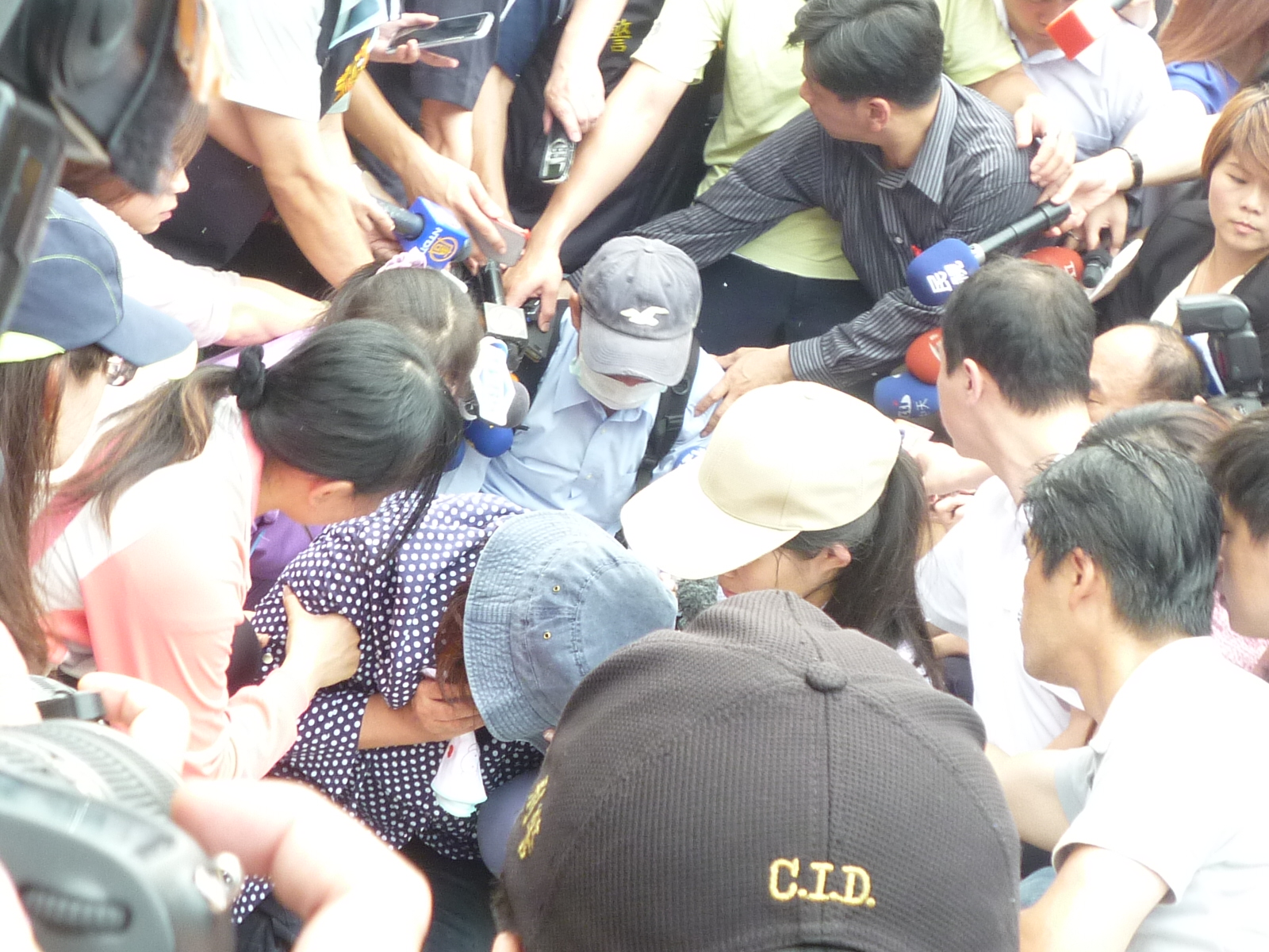5月27日是台北捷運殺人案頭七，鄭捷父母(圖中頭戴牛仔帽者)下跪磕頭道歉。(林冠妙攝)