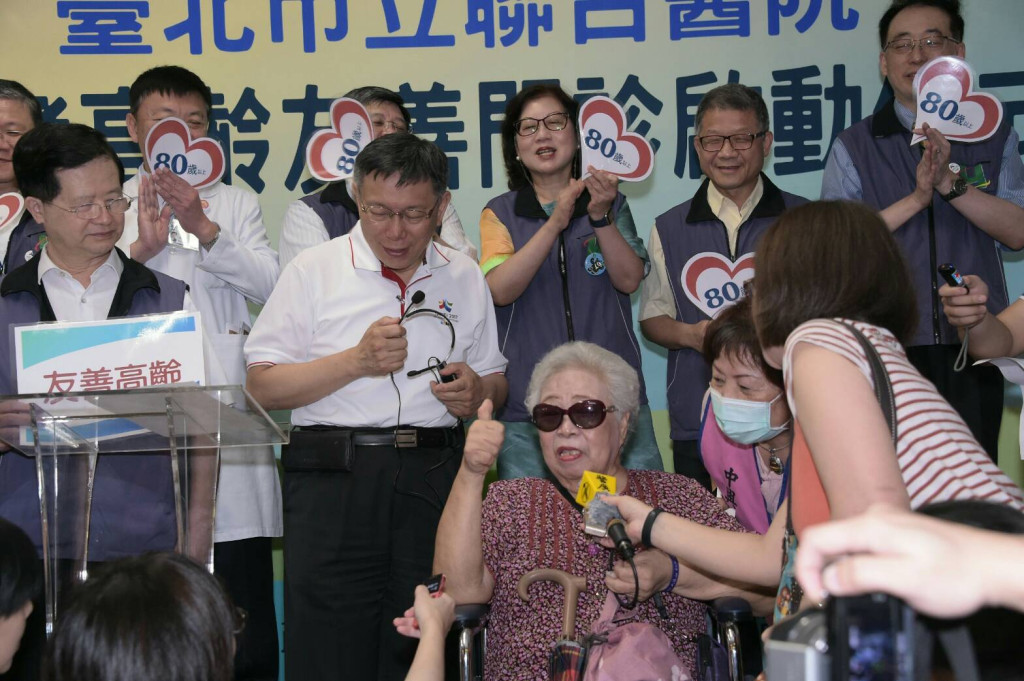 台北市聯合醫院7院區6月1日起啟動高齡友善門診，80歲以上長者可優先掛號看診，82歲王女士對台北市長柯文哲說讚。圖／北市府