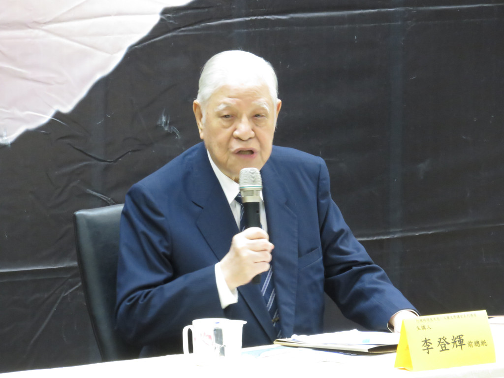 李登輝前總統今（17）日於《打破暗暝見天光》系列講座分享〈民主轉型的信念與方法〉，並跟現場年輕朋友交流互動（李秉芳攝）20160617