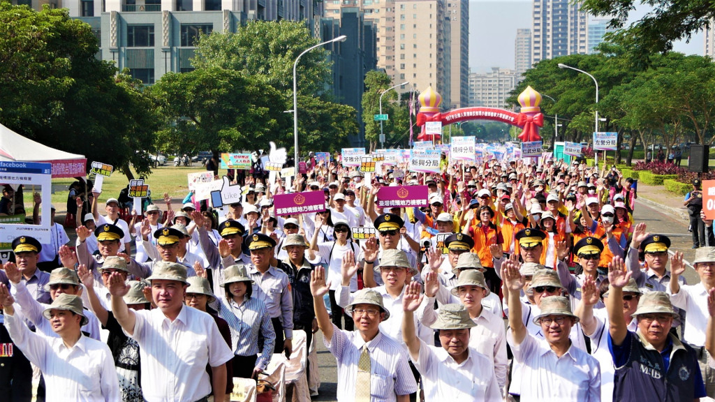 高雄市「反賄選小蜜蜂機車大隊」今14日(三)齊聚凹子底森林公園誓師出發！展開為期10天的反賄宣導行動。(圖/陳俊廷)